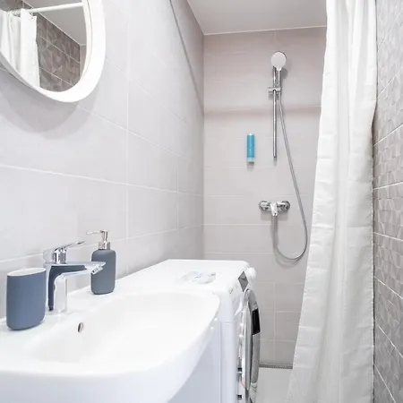 Mustamaee Next To Shops & Cinema - Free Parking *